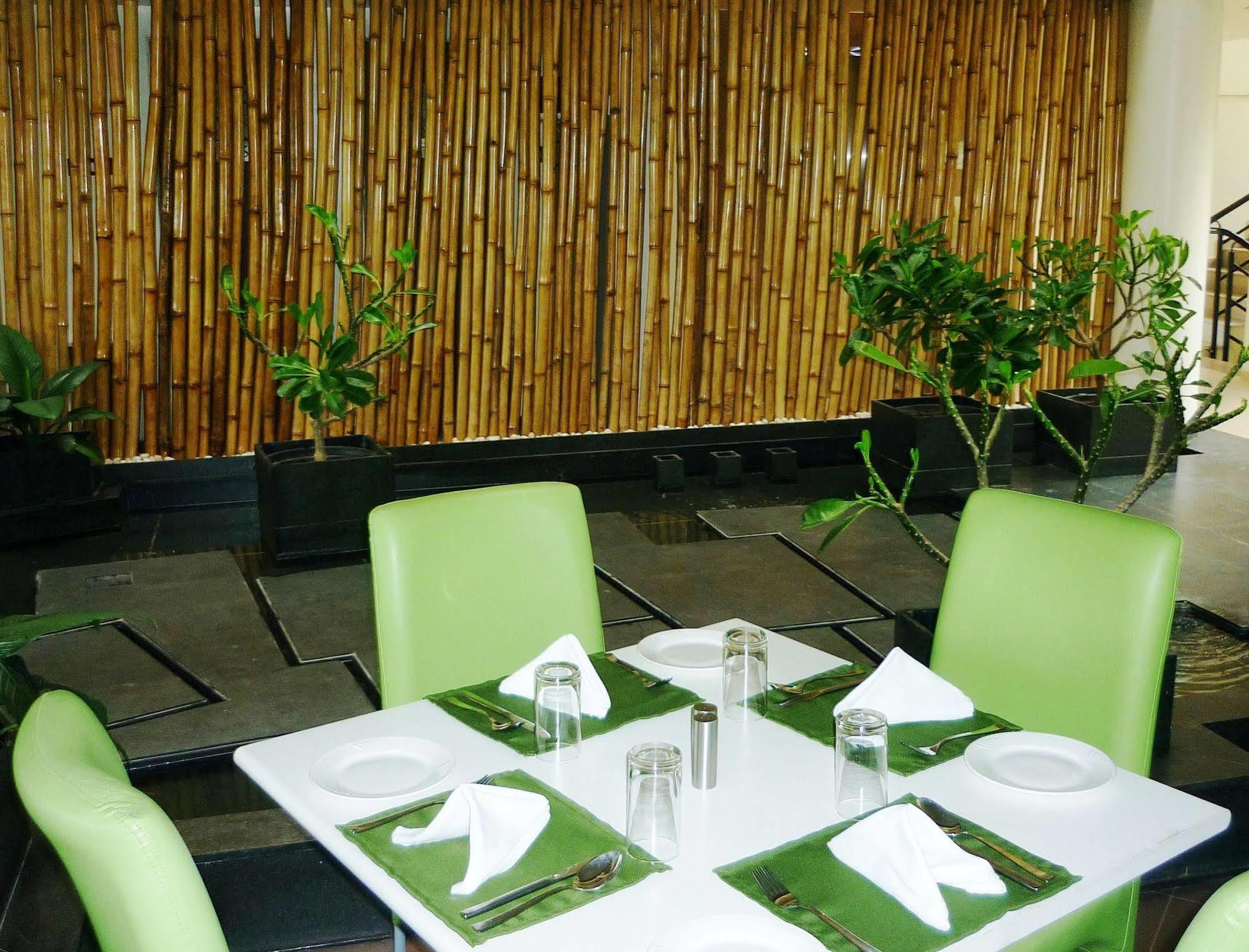 Hotel Mint Montvert, Baner Pune Extérieur photo