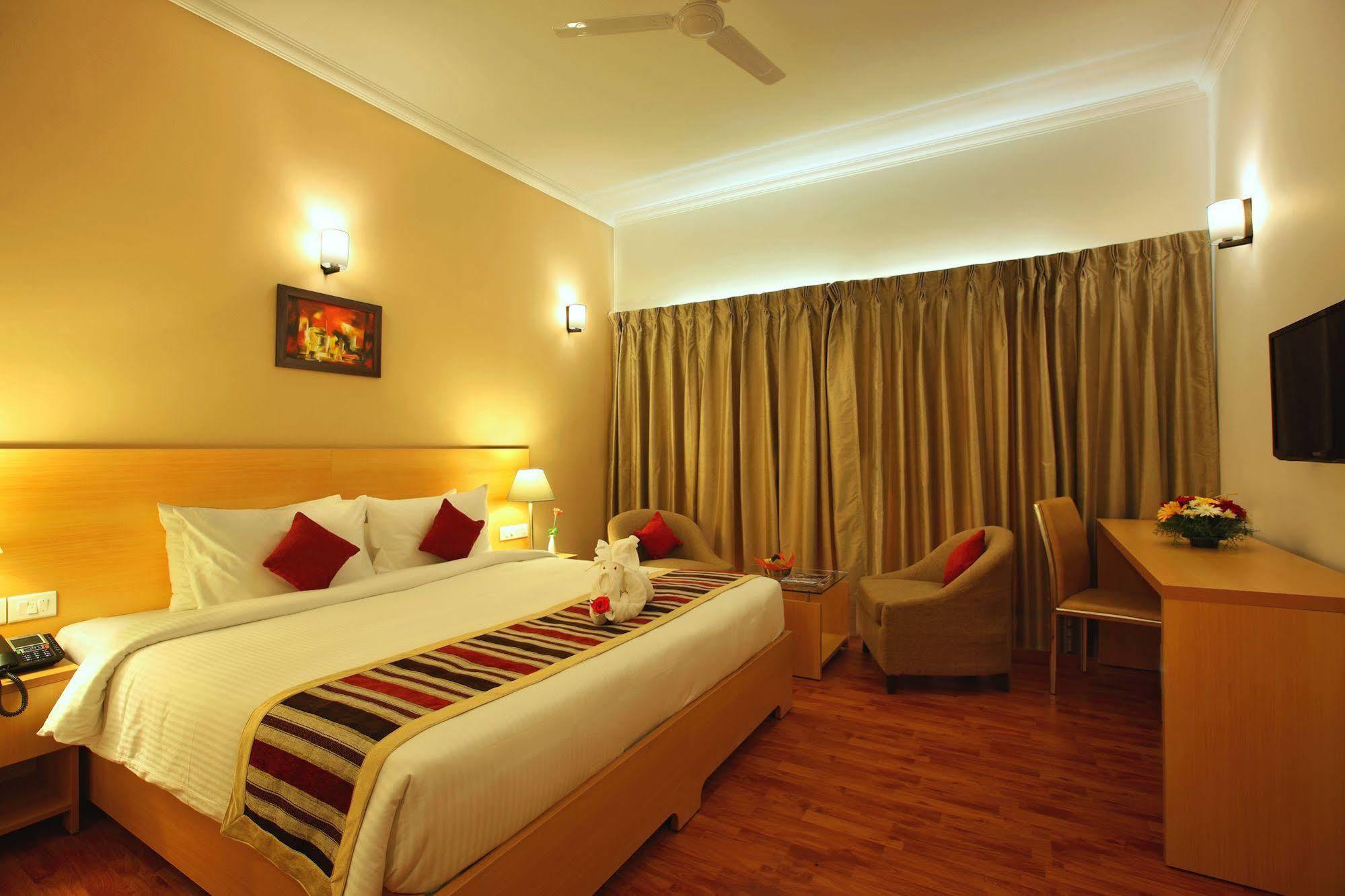 Hotel Mint Montvert, Baner Pune Extérieur photo